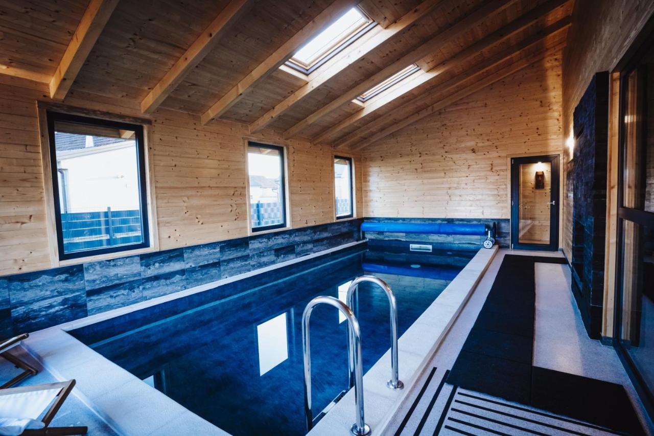 Holiday Home Nightswim Inn Vrbovec Esterno foto